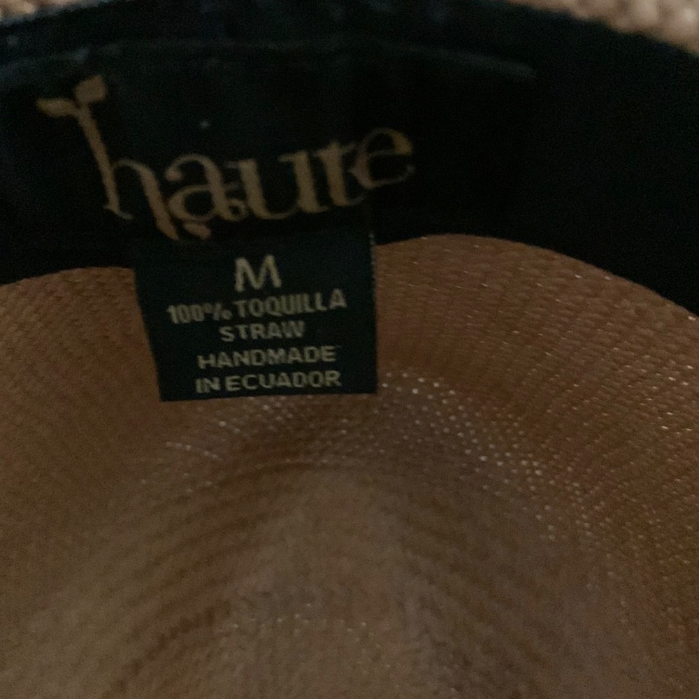 100 % Straw hat Excellent condition never worn. No defects or marks or stains